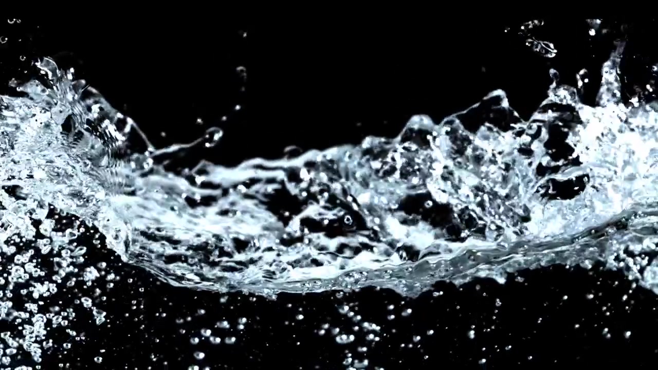 Slowmotion af klart vand der plasker med bobler på sort baggrund