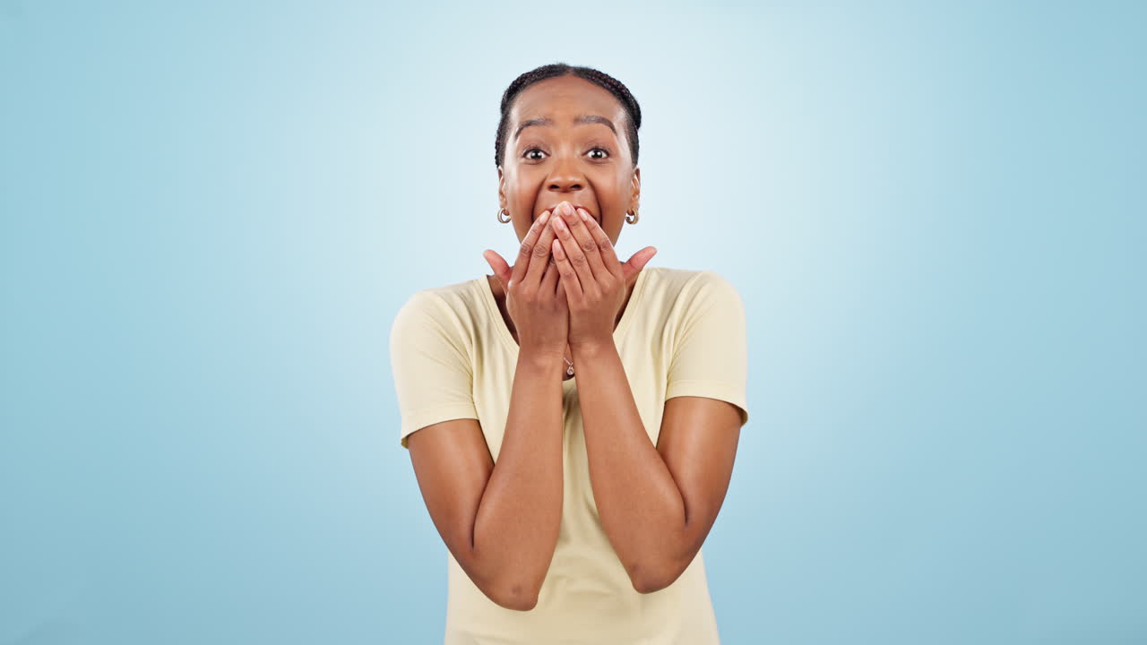 mujer, conmocionada y feliz de ganar en el anuncio