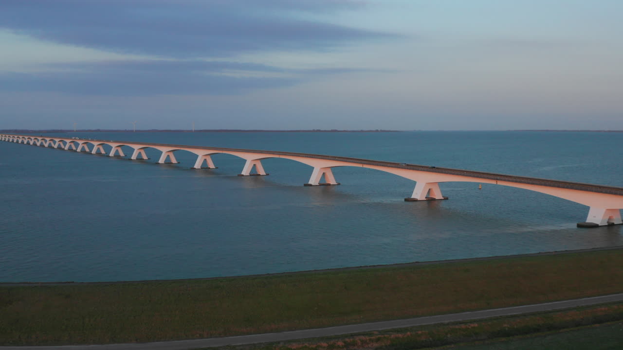 항공: 일몰 동안 유명한 질랜드브리지