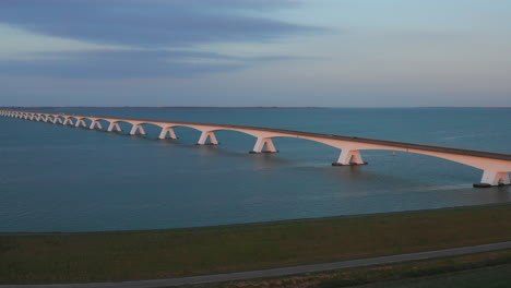 Antenne:-Die-Berühmte-Zeelandbridge-Während-Des-Sonnenuntergangs