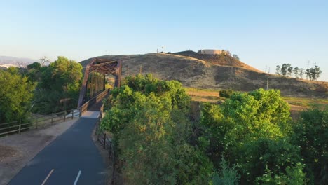 Ausgangspunkt-Der-Iron-Horse-Bridge-In-Santa-Clarita,-Kalifornien