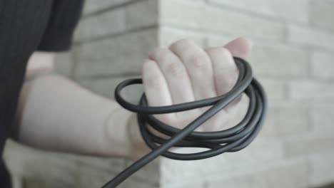 acercamiento extremo de un cable hdmi más antiguo que se envuelve para el almacenamiento