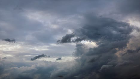 timelapse de nubes de tormenta formándose en el cielo