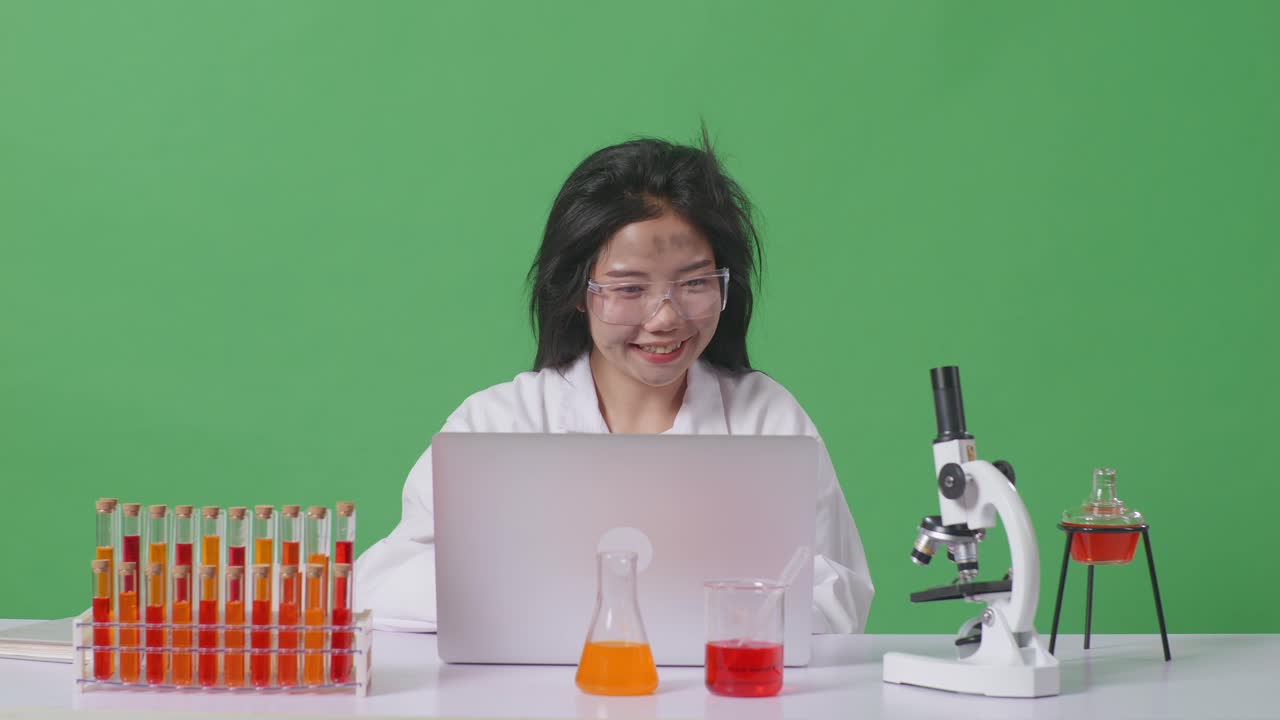 científico trabajando en una computadora portátil en un laboratorio