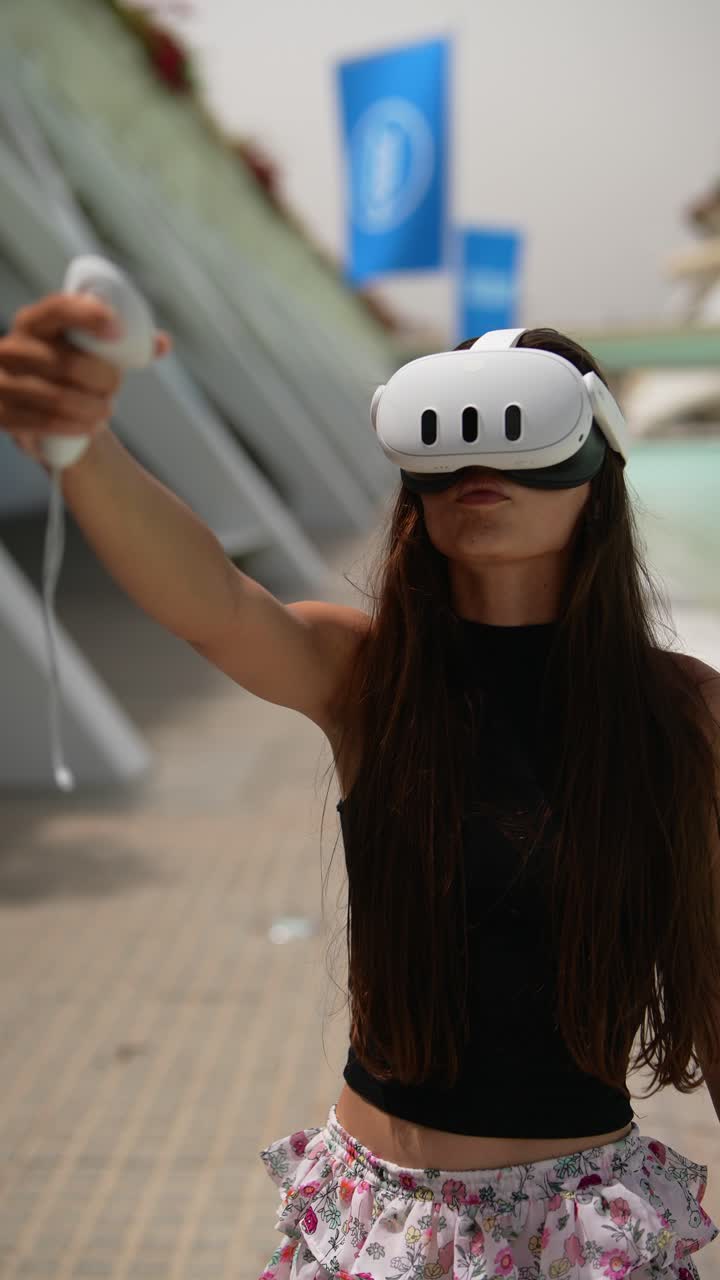 mulher experimentando a realidade virtual em um ambiente ao ar livre