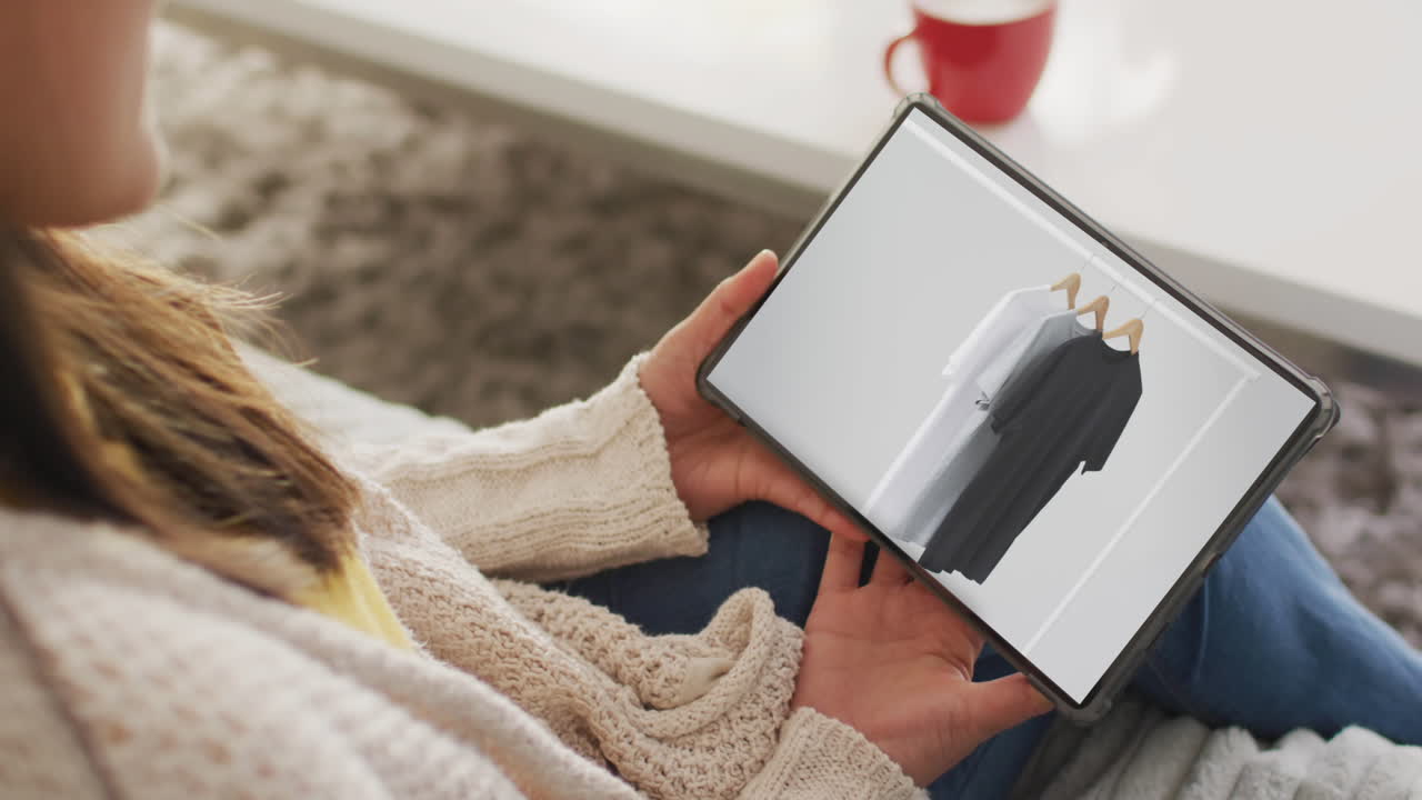 집에서 태블릿을 사용하는 백인 여성 온라인 옷 쇼핑, 느린 동작