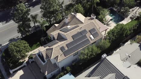 paneles solares instalados en el techo de una casa privada