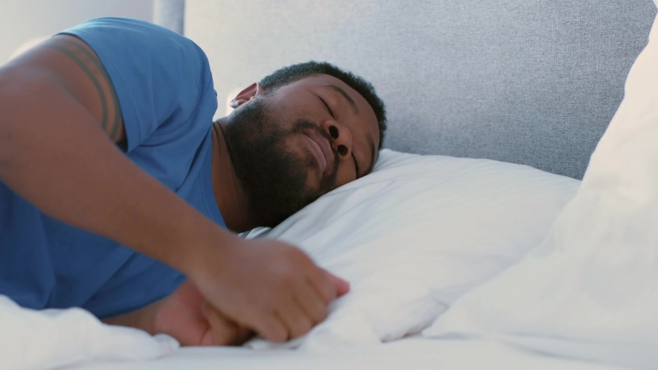 Giovane uomo che si addormenta a letto