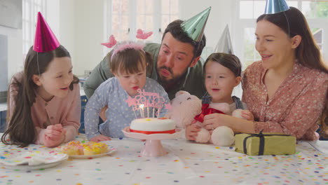familia con síndrome de down hija celebrando cumpleaños con fiesta en casa juntos
