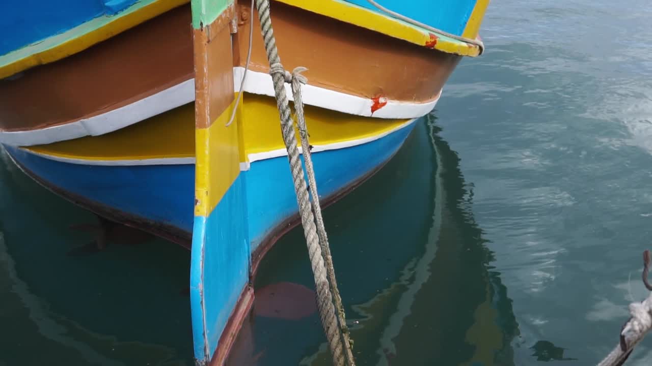 близкий вид красочной живописной деревянной лодки, пришвартованной в порту мальты