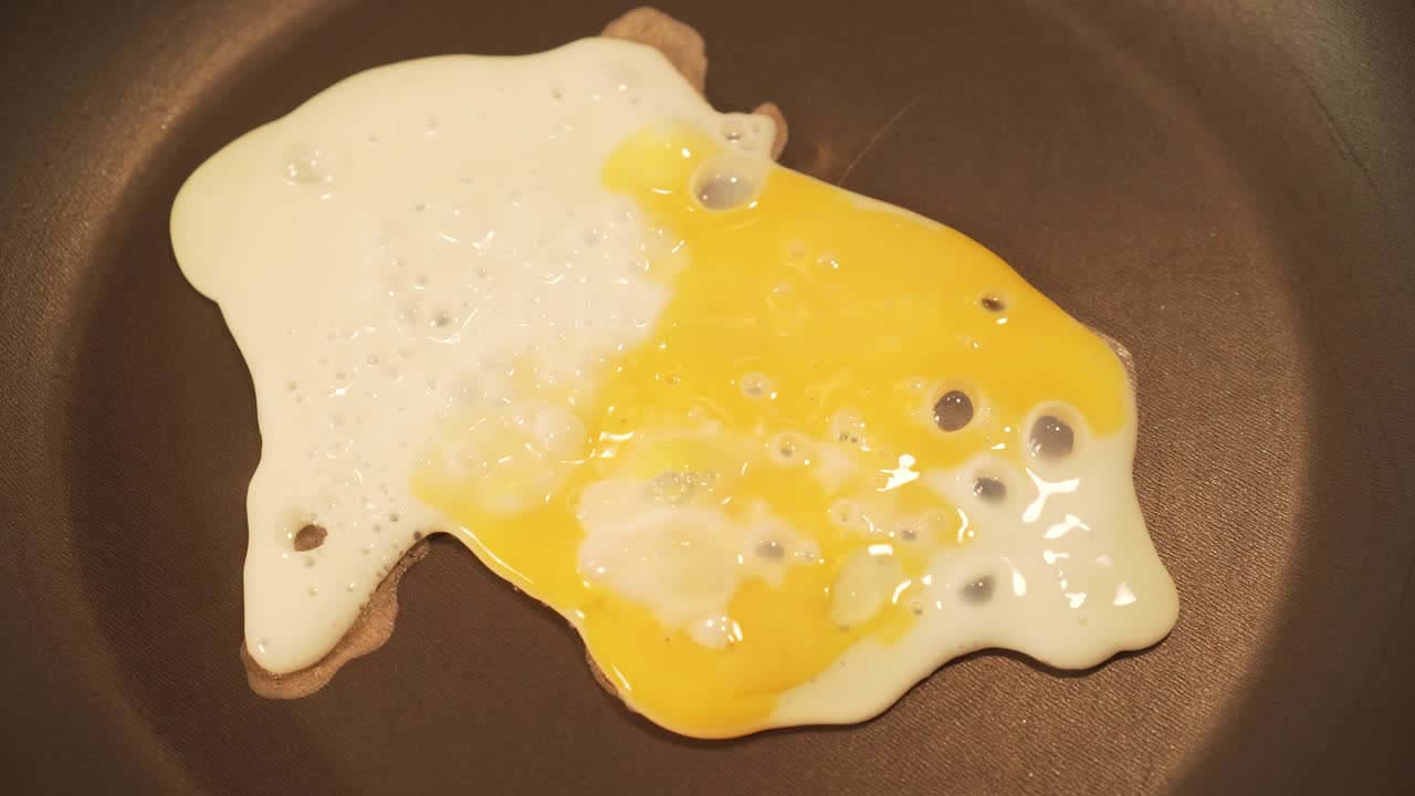 테플론 팬에서 달을 는 더 빠른 움직임