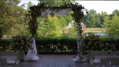 Instalación-De-Ceremonia-De-Boda-Meticulosamente-Diseñada-Rodeada-Por-La-Serena-Belleza-De-Un-Lago-Y-árboles-Imponentes.