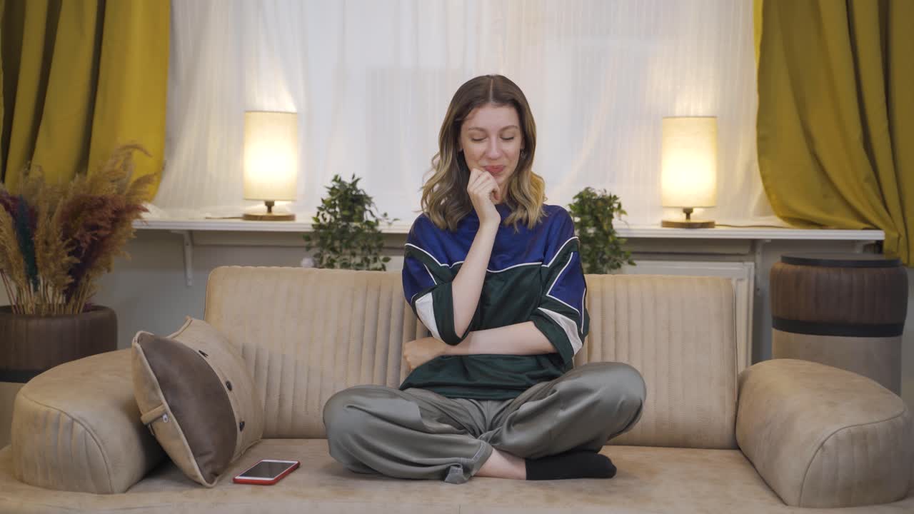 흥분한 젊은 여성의 초상화입니다.