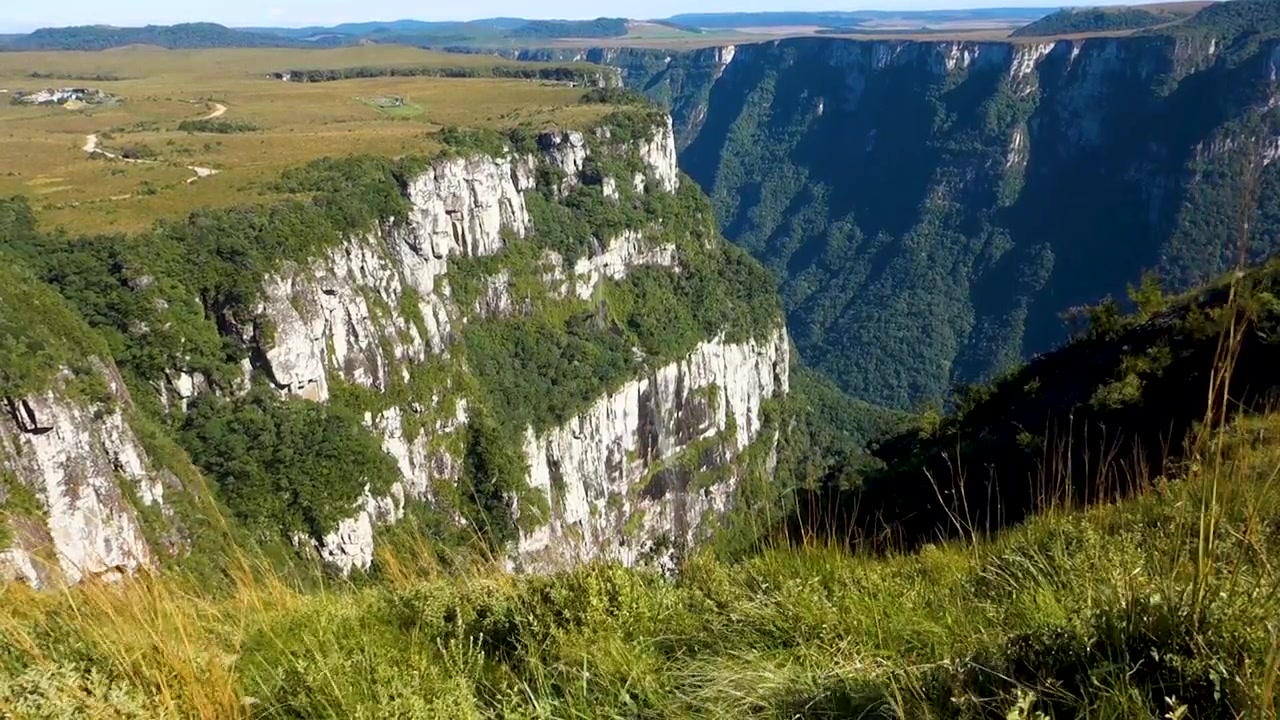 Staattinen laajakuva valtavista basalttikiviseinistä, jotka muodostavat jättimäisen kanjonin. Cambara do Sul, RS, Brasilia. Fortalezan kanjoni.