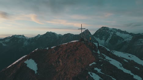 Eine-Gruppe-Von-Menschen-Auf-Einem-Gipfel-Während-Des-Sonnenuntergangs