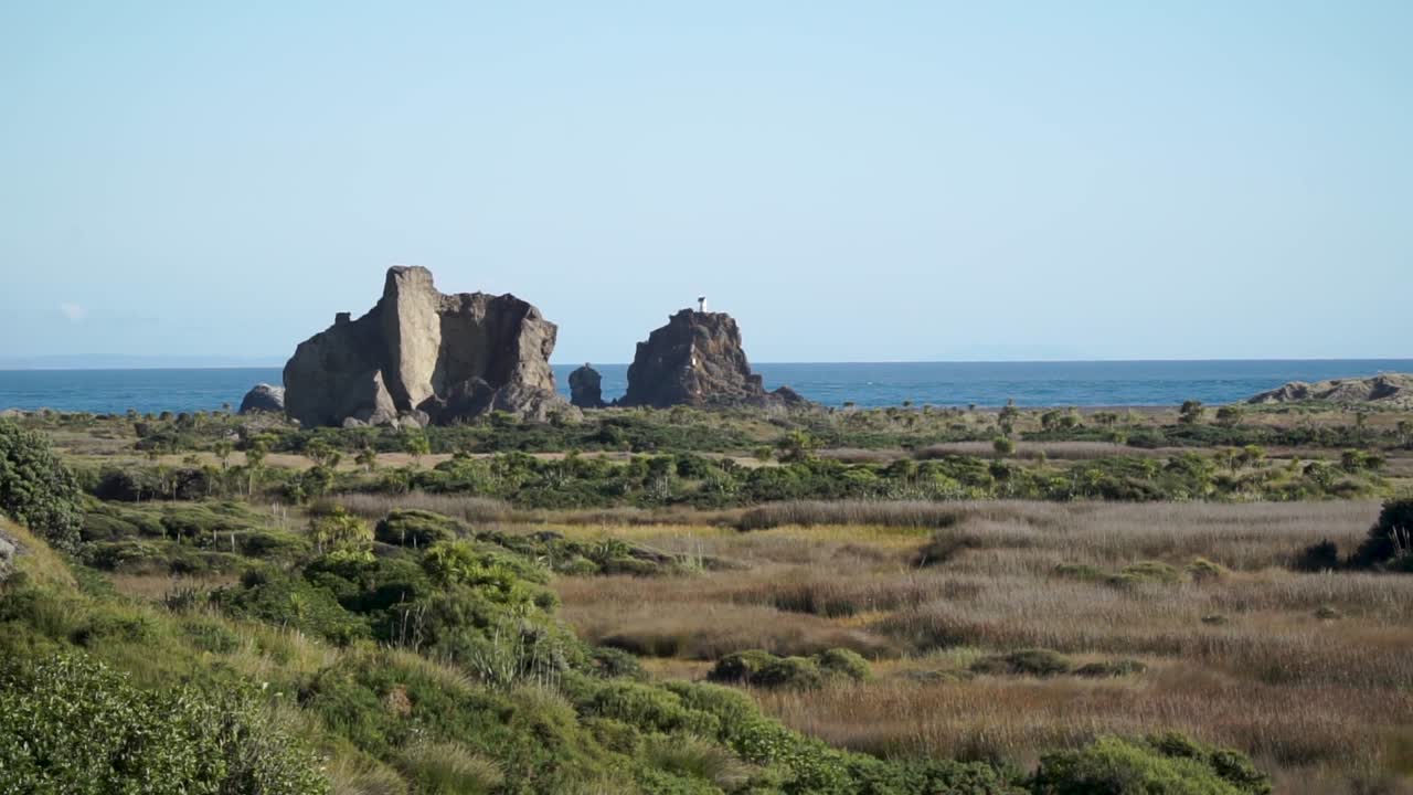маяк и скальные образования на пляже ватипу, новая зеландия