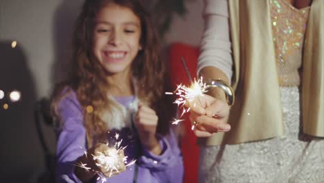la familia celebra con las chispas