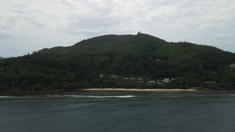 Landschaften-Auf-Den-Seychellen,-Die-Die-Natur,-Berge,-Das-Meer,-Das-Meer-Und-Massive-Granitfelsen-Zeigen,-Von-Oben-Mit-Einer-Drohne-In-4K-Mit-Bewegung-Gefilmt