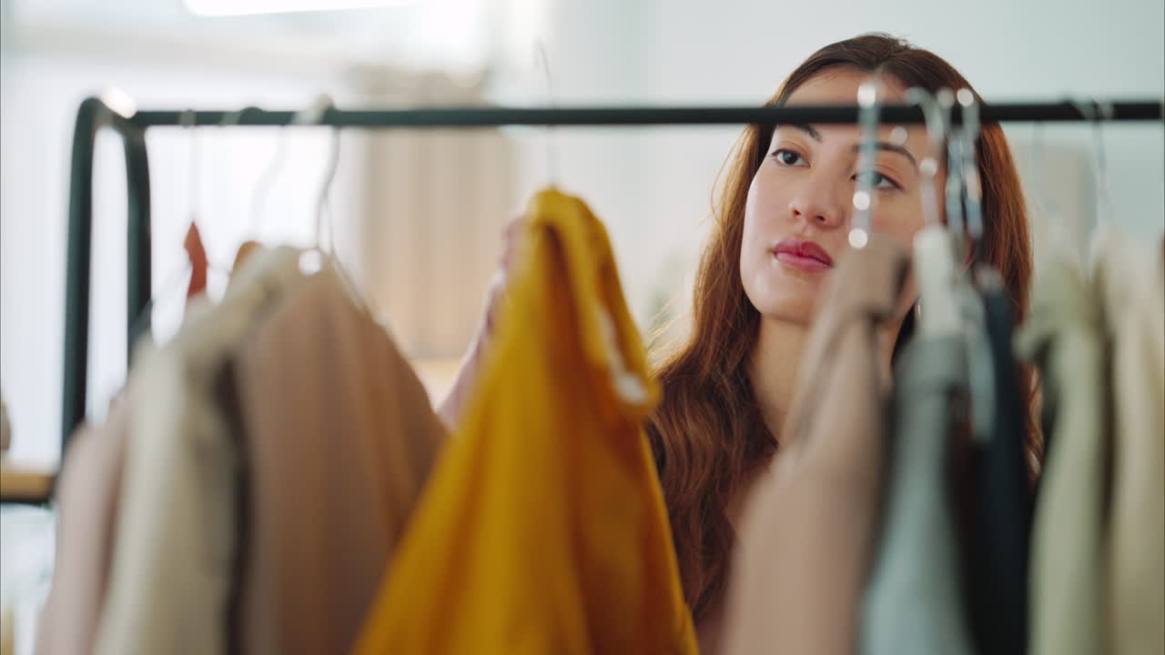 moda, compras y clientes con una mujer