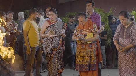 Menschen-Feiern-Das-Hinduistische-Holi-Fest-Mit-Lagerfeuer-In-Mumbai,-Indien-19