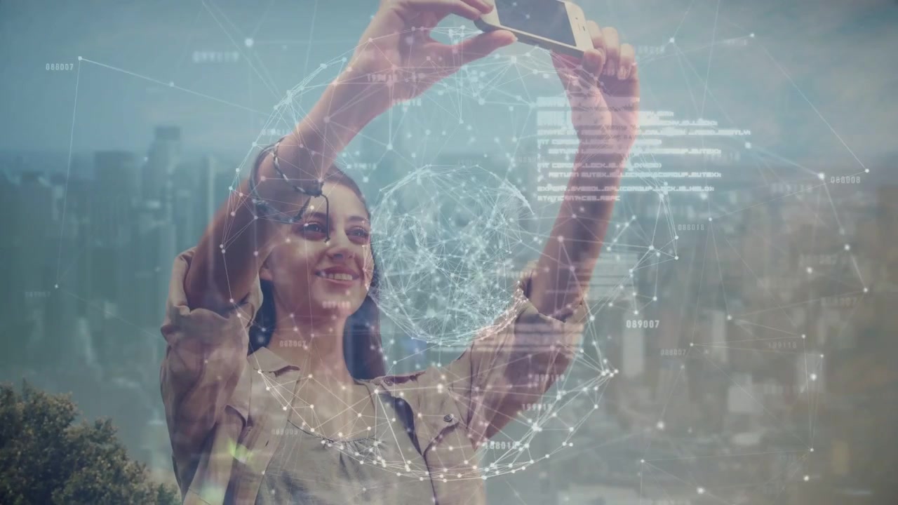 Mujer levantando el teléfono para una selfie con vista a la ciudad, activando un HUD de globo giratorio sobre el torso para viajes.