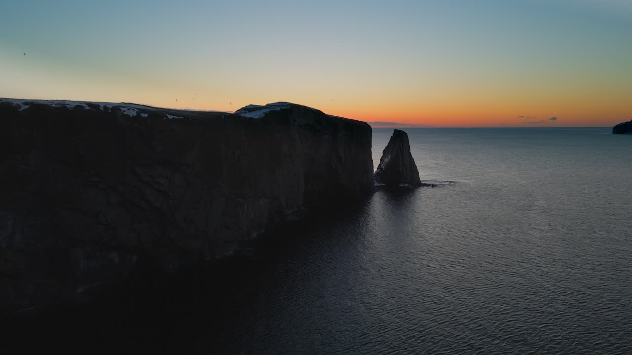 filmación cinematográfica con drones del famoso perce rock en quebec, canadá