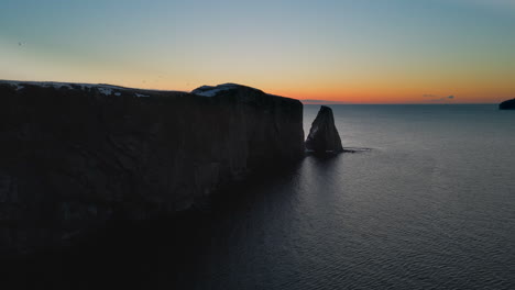 Filmische-Drohnenaufnahme-Des-Berühmten-Perce-Rock-In-Quebec,-Kanada