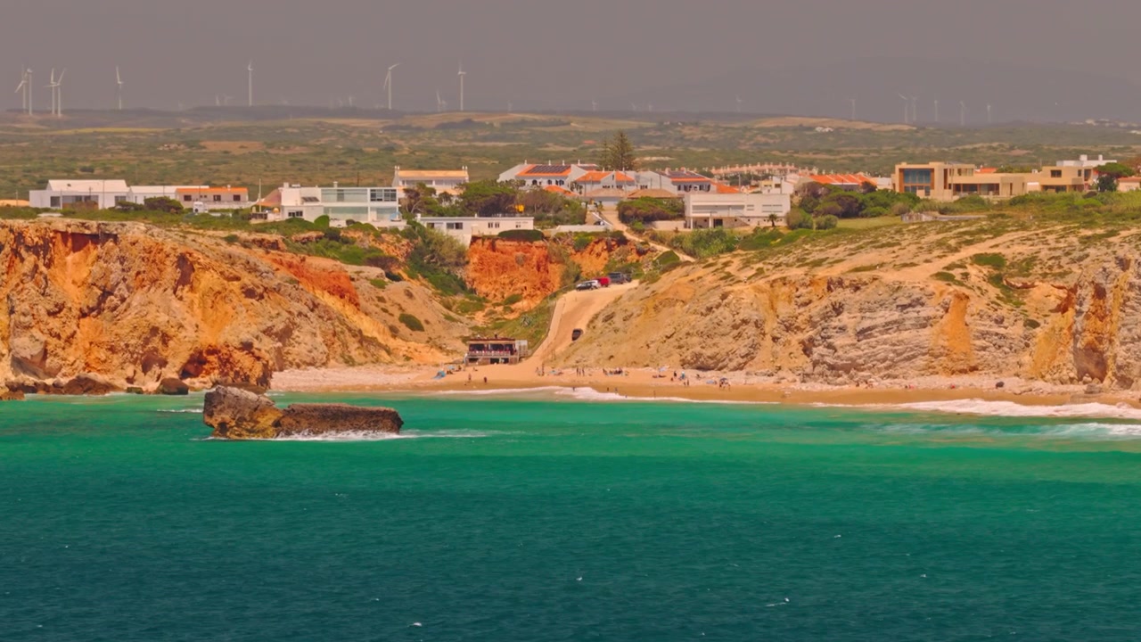Naturskjønn utsikt over Praia do Tonel i Sagres, Portugal, med turkist atlanterhavsvann, sandstrand, robuste kystklipper, rullende havbølger og det dramatiske landskapet langs Algarvekysten. Po