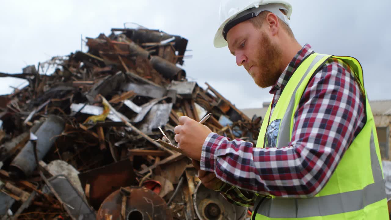 trabajador masculino escribiendo en el clipboard 4k