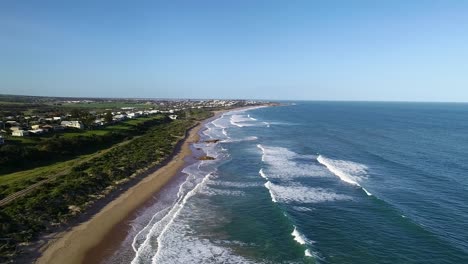 Impresionante-Paisaje-De-Mar-Azul-Turquesa-Con-Olas-Espumosas-Corriendo-En-Tierra-En-La-Playa-Boomer,-Port-Elliot,-Australia-En-Un-Día-De-Verano---Cámara-Lenta-Aérea