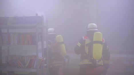 bomberos en la habitación llena de humo