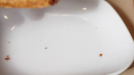 mano alcanzando un pastel delicioso en un plato