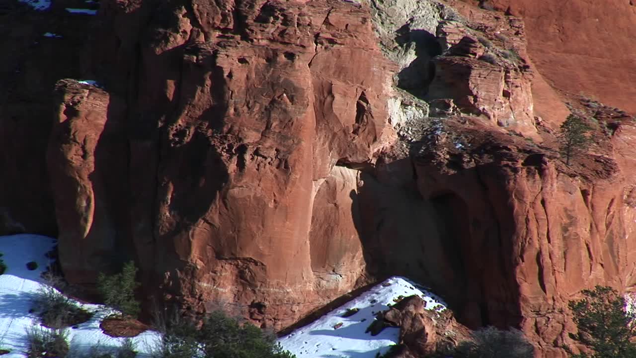 유타 오지의 코다크롬 분지에 있는 모래 파이프의 틸업