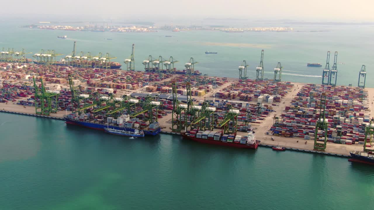 аэрофотосъемка торгового портового терминала в сингапуре