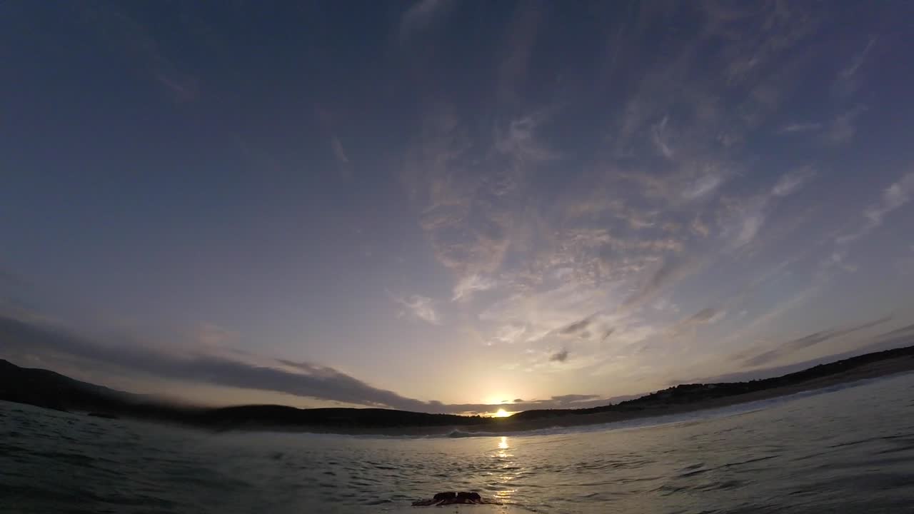 surfista mostrando un increíble amanecer con go pro