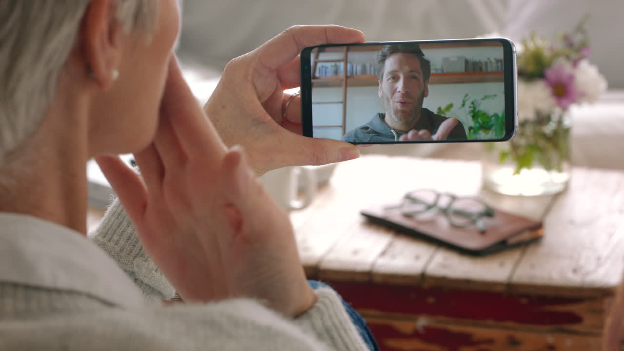 teléfono, comunicación y videollamada de un anciano