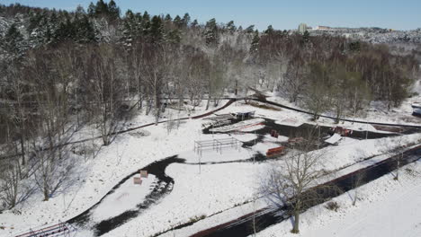 Kviberg-Hinderbana-O-Carrera-De-Obstáculos,-Invierno,-Toma-Aérea-De-Establecimiento