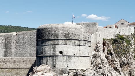 The-famous-Dubrovnik-Old-Town-city-walls,-Croatia