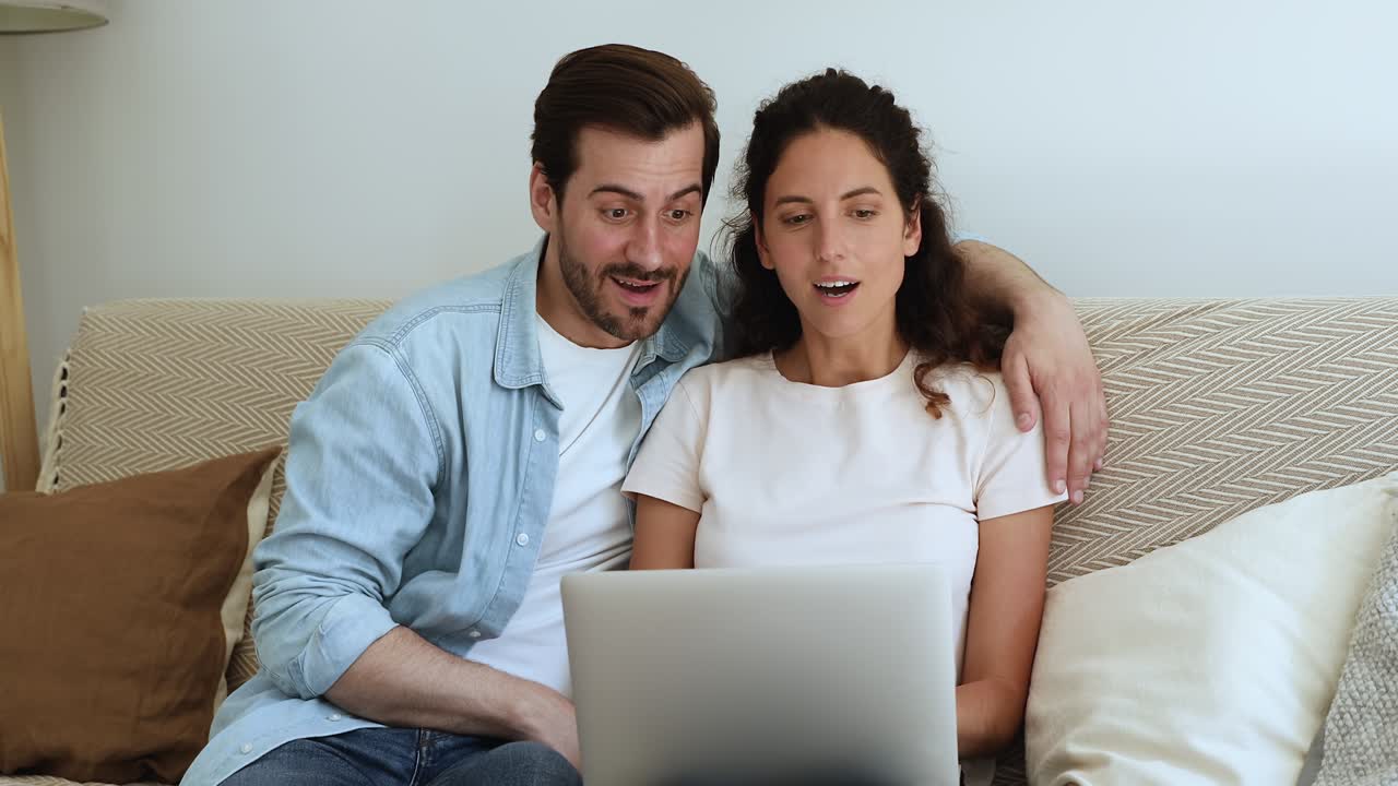 pareja gritando de alegría ganando en la lotería en línea