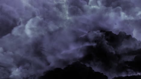 la tormenta dentro de las nubes oscuras se movió volando con destellos de relámpagos