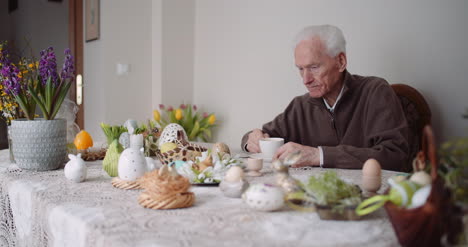 Mann-Frühstückt-Zu-Hause-Während-Ostern