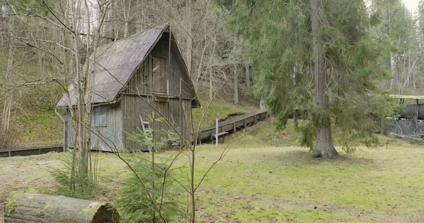 Vue cinématographique d'une piste de luge et de bobsleigh abandonnée.