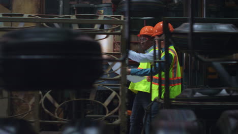 supervisores profesionales atractivos que trabajan en proyectos de empresas de fabricación.