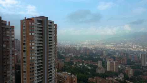 Die-Drohne-Erhebt-Sich,-Um-An-Einem-Schönen-Tag-Die-Wolkenkratzer-Von-Medellin,-Kolumbien,-Zu-Enthüllen