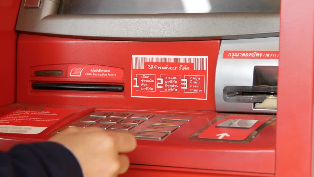 4K di giovane donna che preleva denaro da un bancomat
