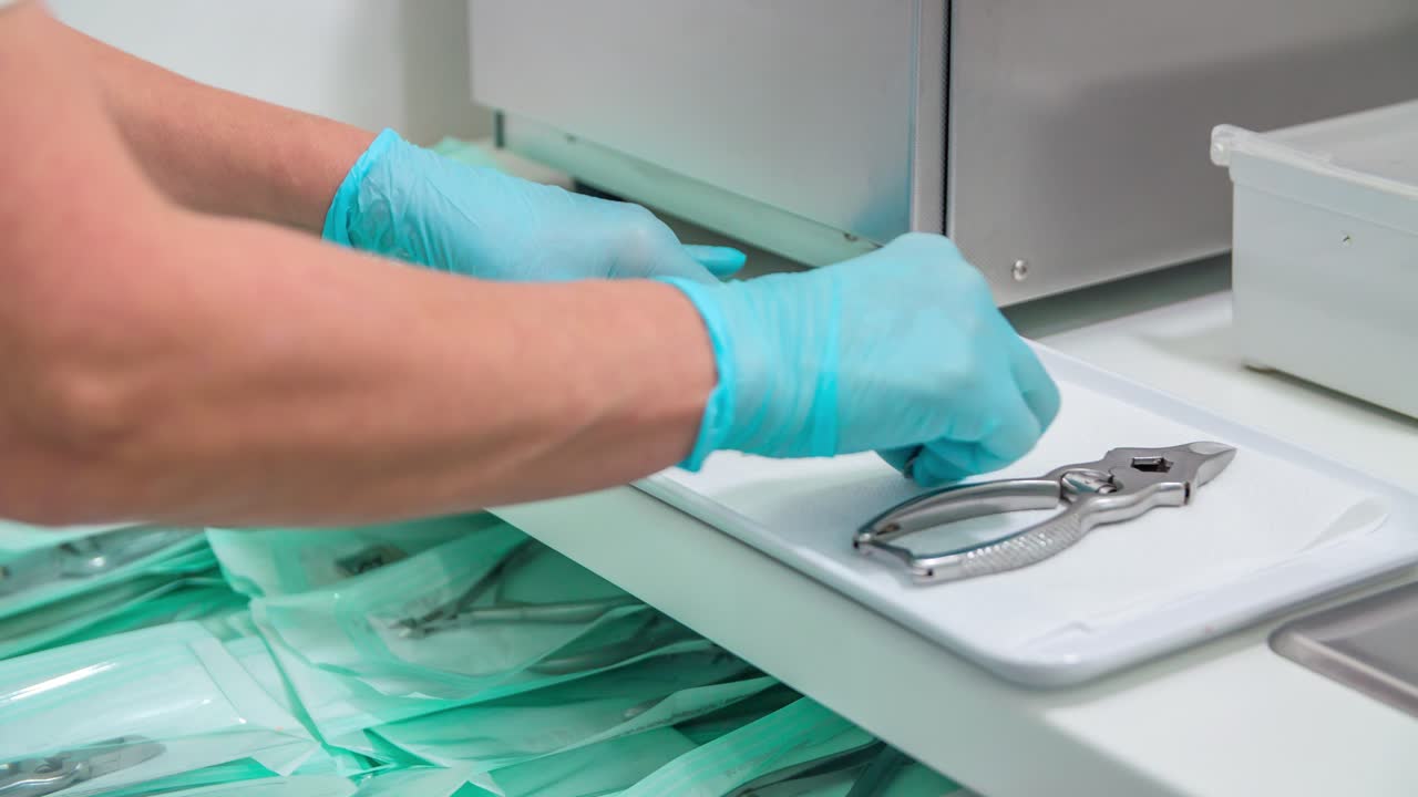 esteticista está sacando algunas herramientas de las bolsas de plástico y las está poniendo en una bandeja especial para un nuevo cliente