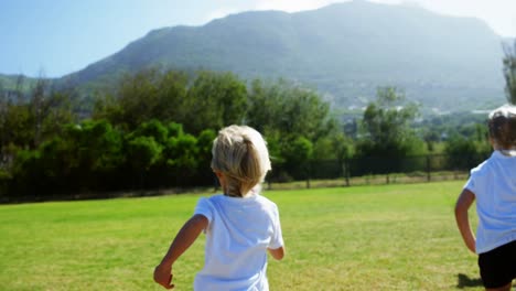 Niños-Corriendo-En-El-Parque-Durante-La-Carrera