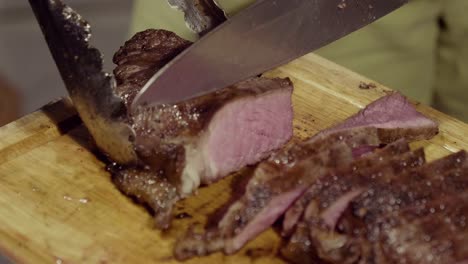 테이블 위에 그릴 된 맛있는 스테이크를 잘라