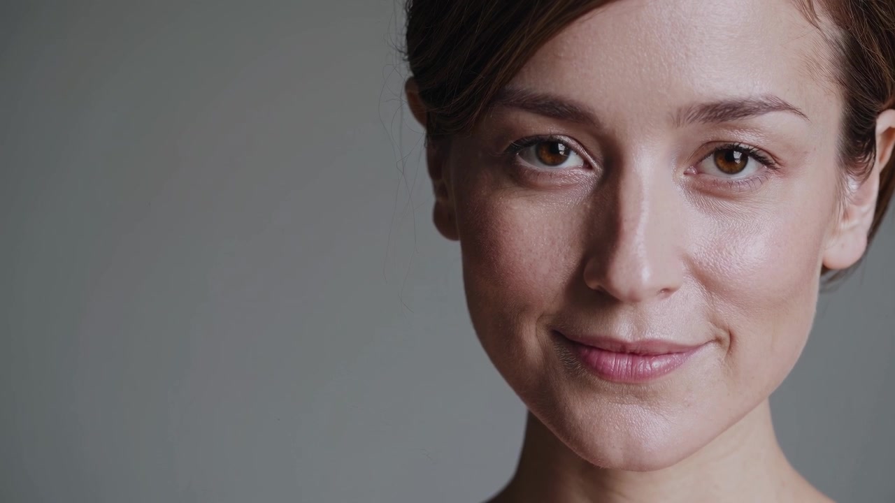 Ritratto di una giovane donna che guarda la telecamera