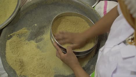 una mujer preparando cuscús marroquí